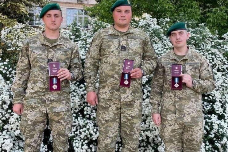 Троє захисників-прикордонників з острова Зміїний, які були в полоні 9 місяців, нагороджені орденами